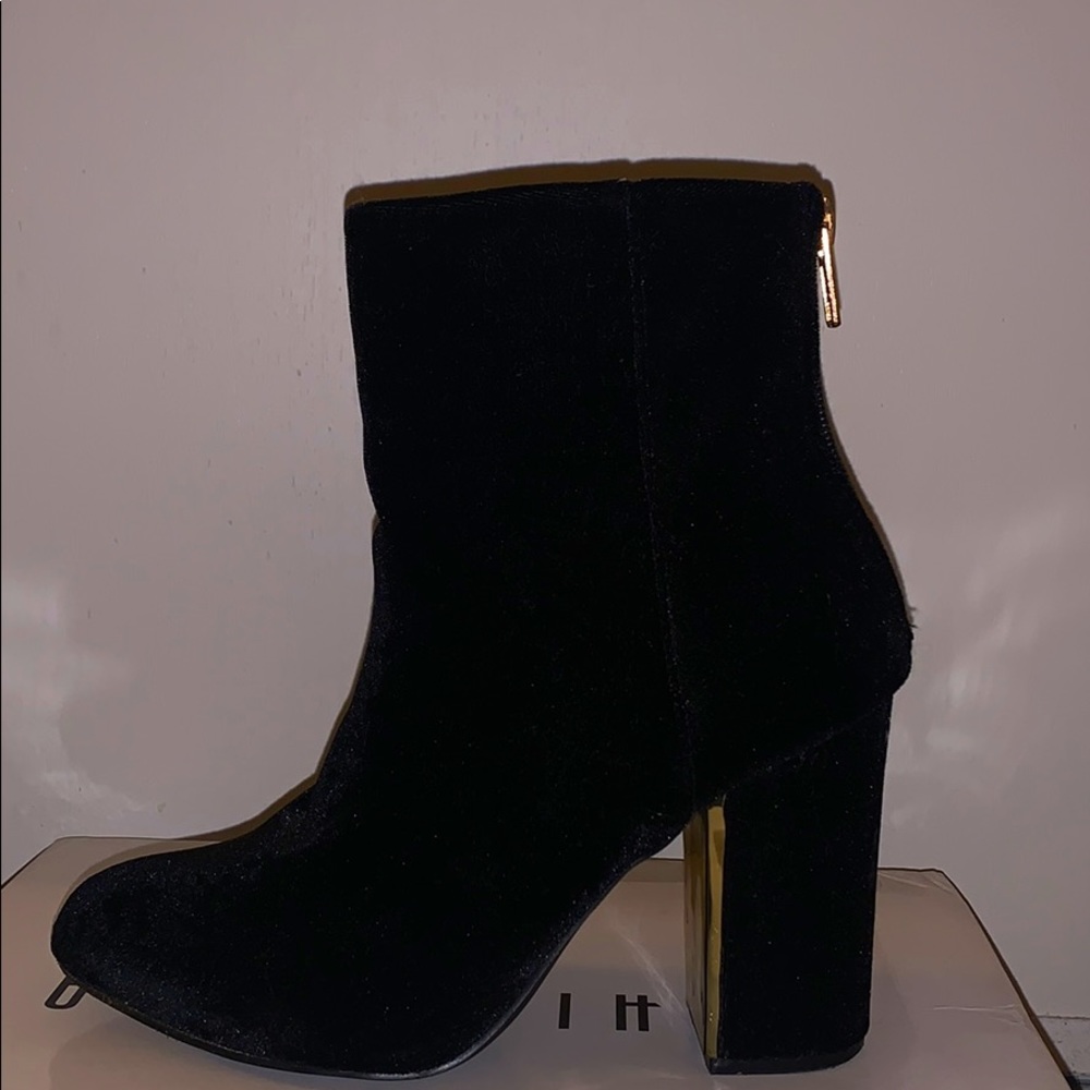 Black heeled boots velvet